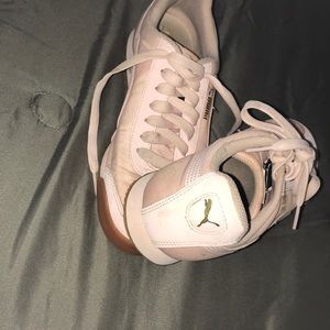 Baby pink classic pumas